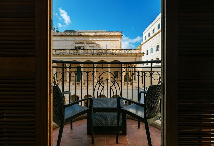 اتاق خانوادگی, Ax The Palace