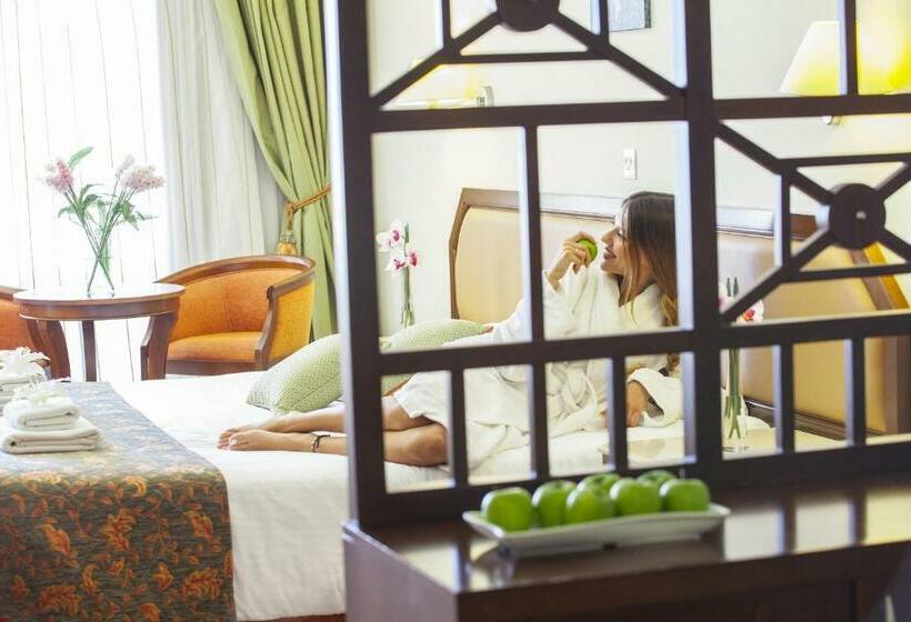 سوییت خانوادگی, Aquamare Beach Hotel & Spa