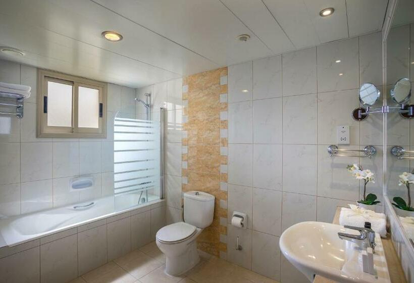 سوییت خانوادگی, Aquamare Beach Hotel & Spa