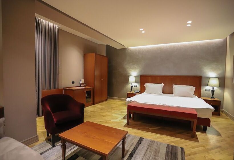 Deluxe Room, Mondial