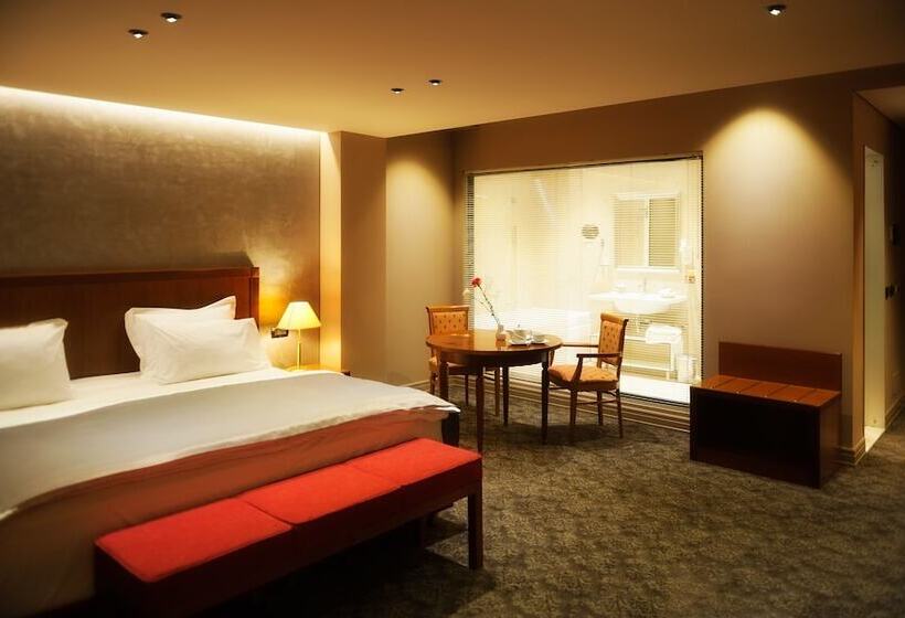 Deluxe Room, Mondial