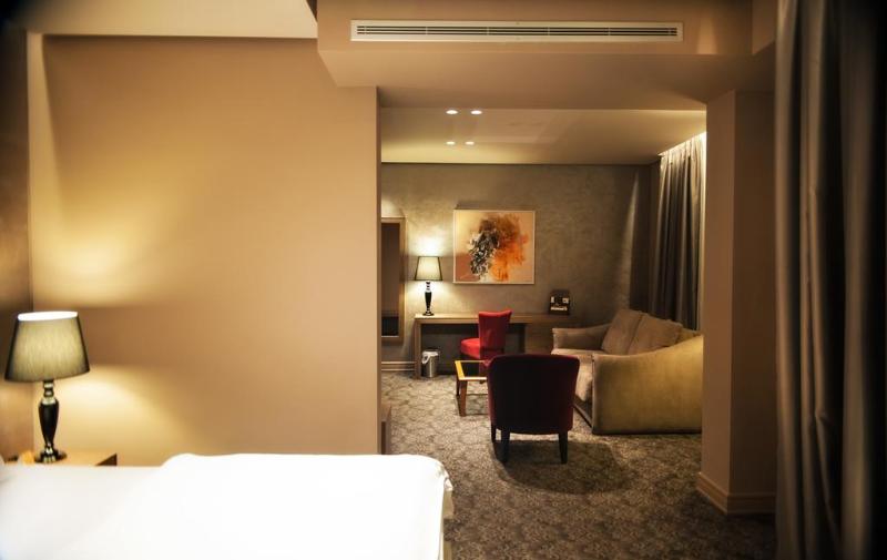 Deluxe Room, Mondial