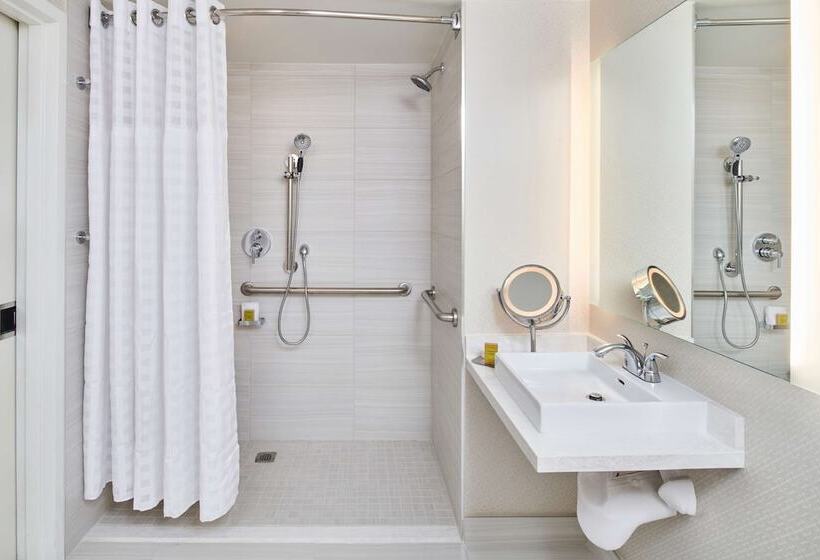 اتاق لوکس, Doubletree By Hilton Irvine   Spectrum