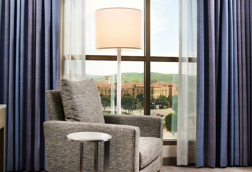 Deluxe Room Adapted for people with reduced mobility, Doubletree Irvine Spectrum