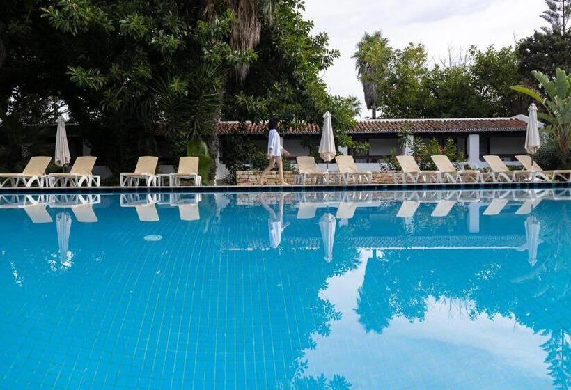 Standardzimmer mit Poolblick, Kabila