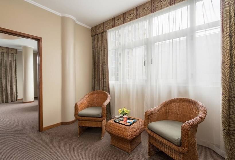 سوییت جونیور, Palace Guayaquil