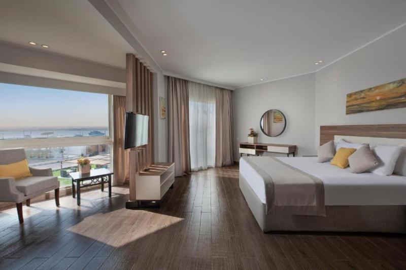 سوییت جونیور با چشم‌انداز دریا, Pyramisa Beach Resort Sahl Hasheesh