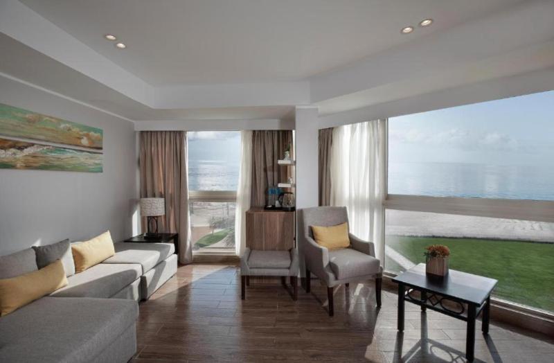 سوییت جونیور با چشم‌انداز دریا, Pyramisa Beach Resort Sahl Hasheesh