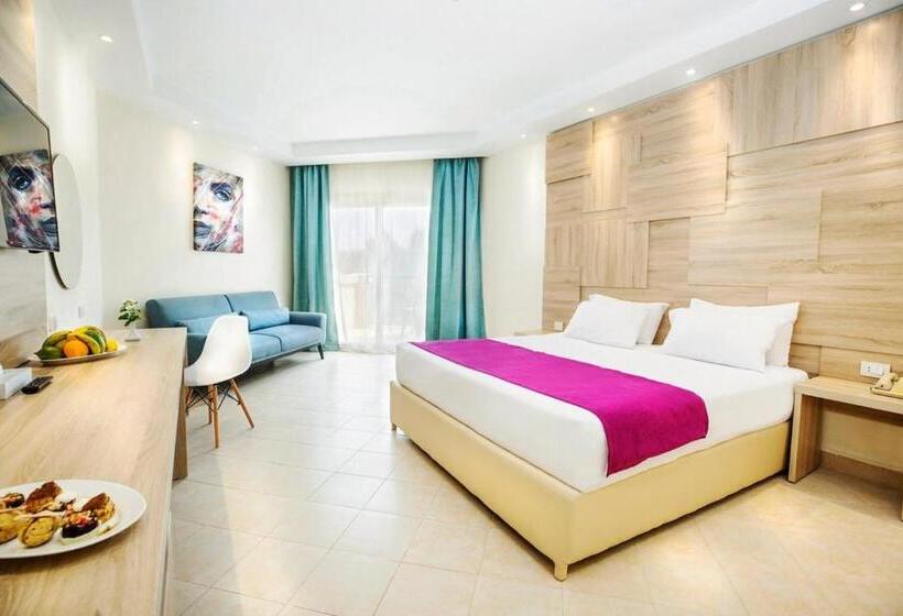 اتاق سوپریور با چشم‌انداز جانبی دریا, Pyramisa Beach Resort Sahl Hasheesh