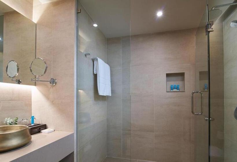 اتاق سوپریور با تخت بزرگ, Amari Vogue Krabi