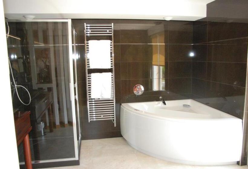 اتاق لوکس با تخت بزرگ, Hôtel Ariane & Spa