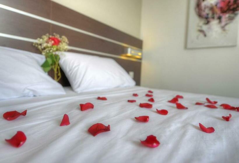 سوئیت پنت هاوس, Luna Holiday Complex