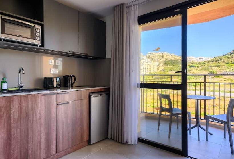 استودیوی سوپریور, Luna Holiday Complex