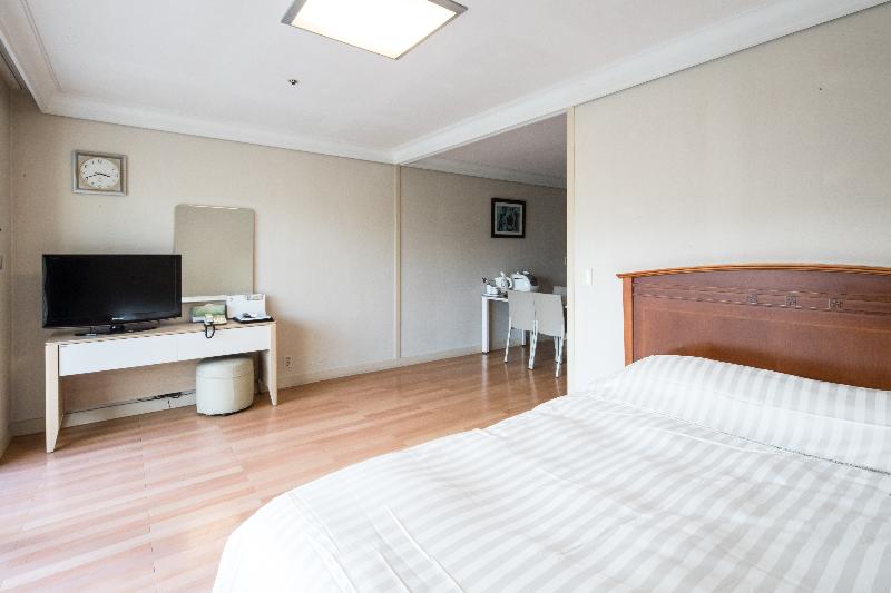 اتاق استاندارد, Room Mate Leo