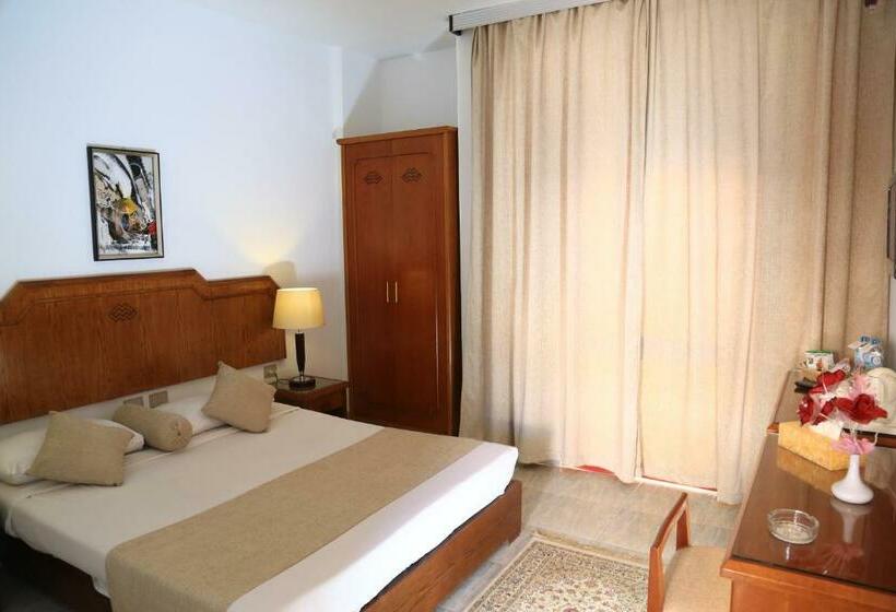 اتاق اساندارد با چشم‌انداز جانبی به دریا, Minamark Beach Resort For Families And Couples Only