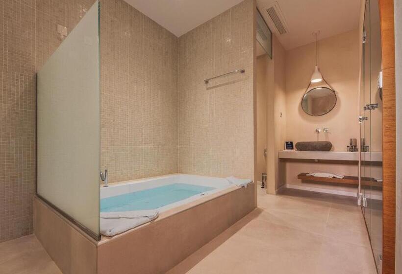 سوییت سوپریور, Oceanis Beach & Spa Resort