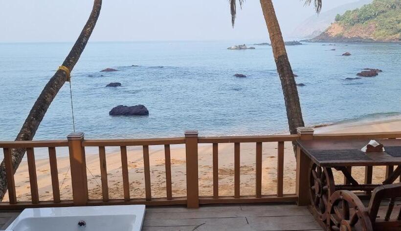 اتاق لوکس با چشم‌انداز دریا, Cola Goa Beach Resort