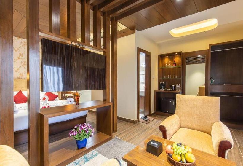 سوییت, Lumbini Palace Resort