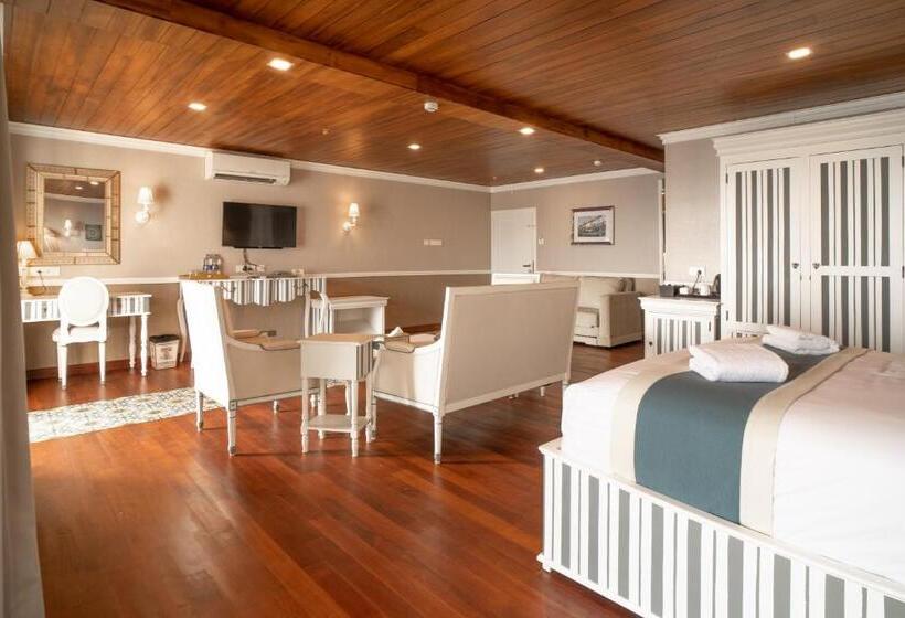 Deluxe Suite Sea View, State Beach Resort And Spa