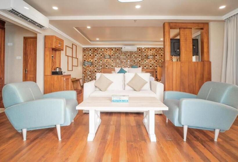 Deluxe Suite Sea View, State Beach Resort And Spa