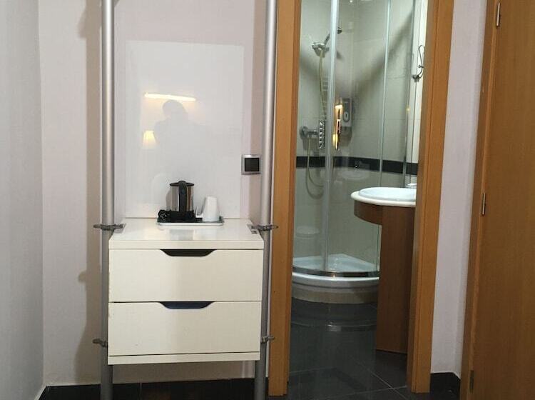 اتاق استاندارد یک نفره, Hostal Levante Barcelona