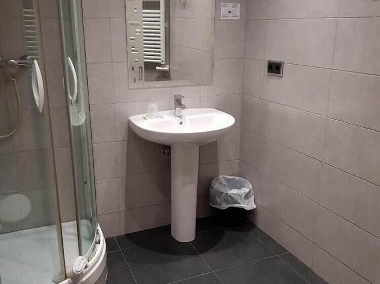 اتاق استاندارد سه نفره, Hostal Levante Barcelona