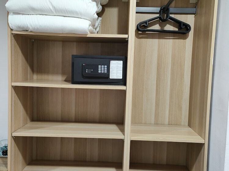اتاق استاندارد سه نفره, Hostal Levante Barcelona