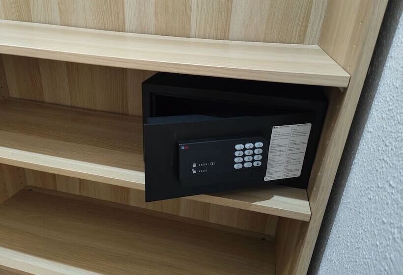 اتاق استاندارد سه نفره, Hostal Levante Barcelona
