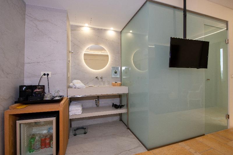اتاق اساندارد با چشم‌انداز جانبی به دریا, Orpheas Resort