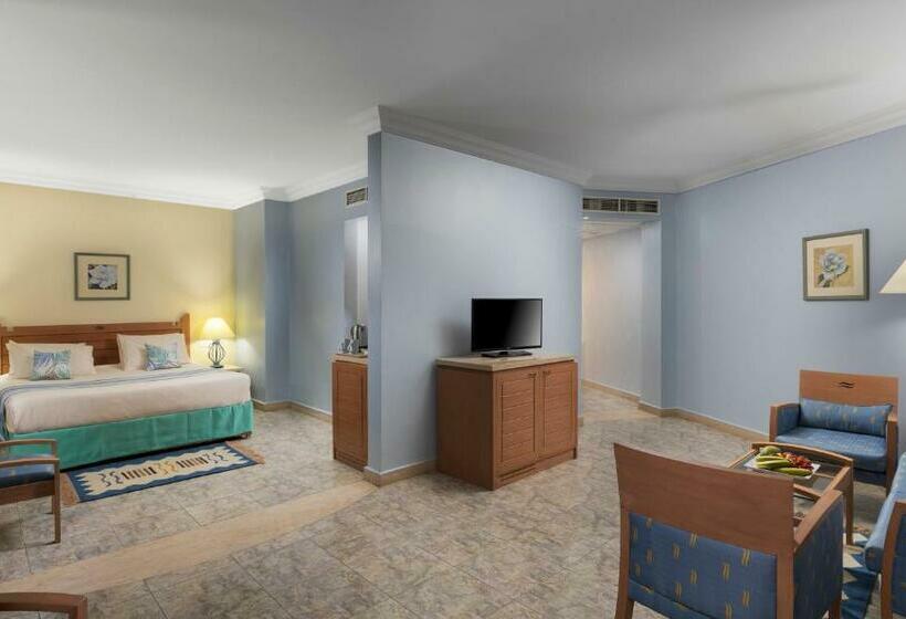 سوییت جونیور با چشم‌انداز استخر, Royal Lagoons Resort & Aqua Park Families And Couples Only