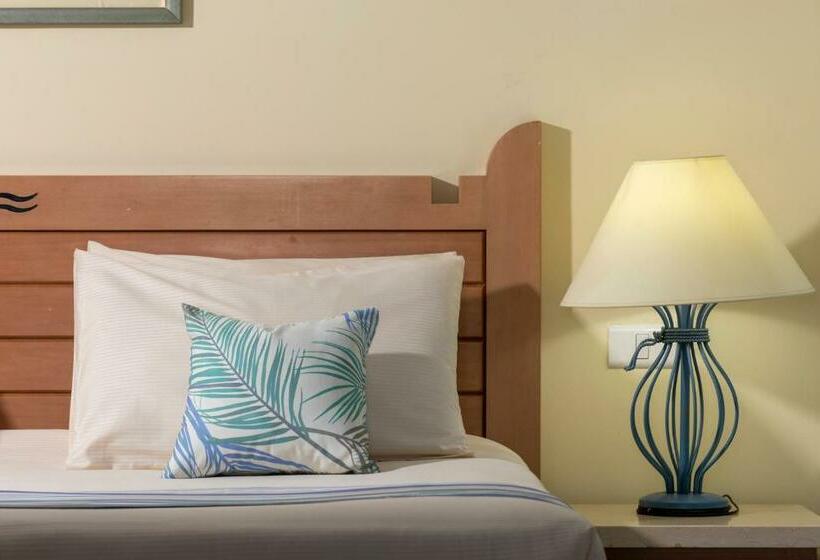 اتاق استاندارد سه تخته با چشم‌انداز استخر, Royal Lagoons Resort & Aqua Park Families And Couples Only