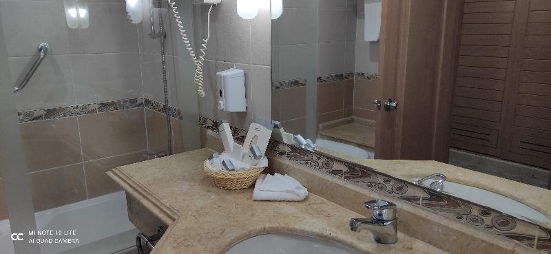 سوییت جونیور با چشم‌انداز استخر, Royal Lagoons Resort & Aqua Park Families And Couples Only
