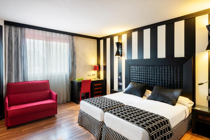 اتاق استاندارد سه نفره, Salles Hotel Aeroport De Girona