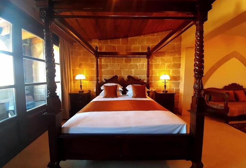 سوئیت با بالکن, S.nikolis  Historic Boutique