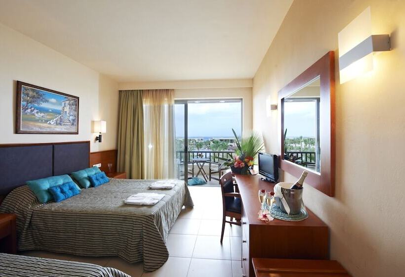 اتاق استاندارد با چشم‌انداز استخر, Stella Palace Aqua Park Resort