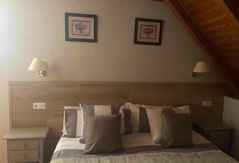 اتاق اکونومی, Hostal Escuils