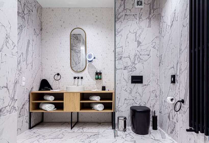 اتاق استاندارد با تخت بزرگ, Hilton Podgorica Crna Gora