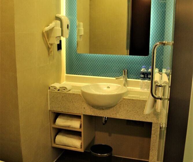 Standard Room Double Bed, Holiday Inn Express Shanghai Putuo