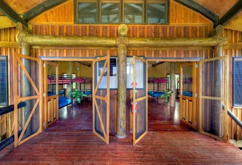 تختخواب در اتاق مشترک, Uprising Beach Resort