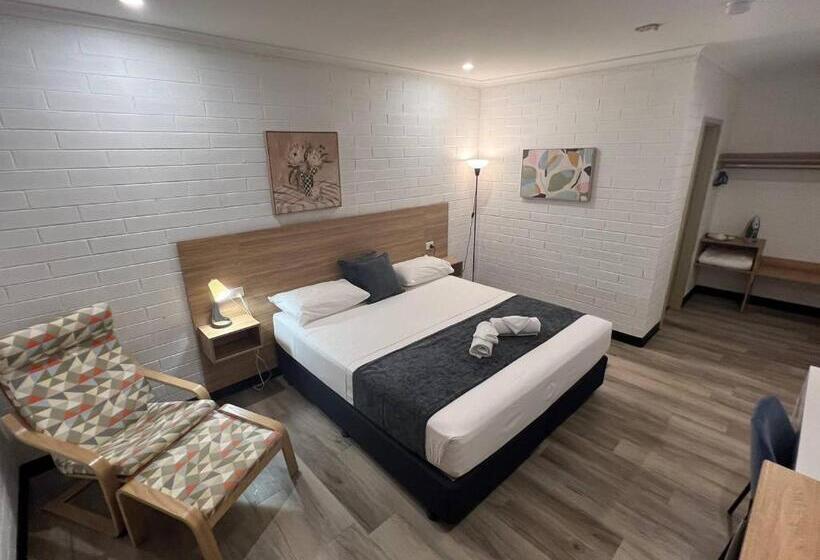 اتاق اجرایی با تخت بزرگ, Katherine Motel