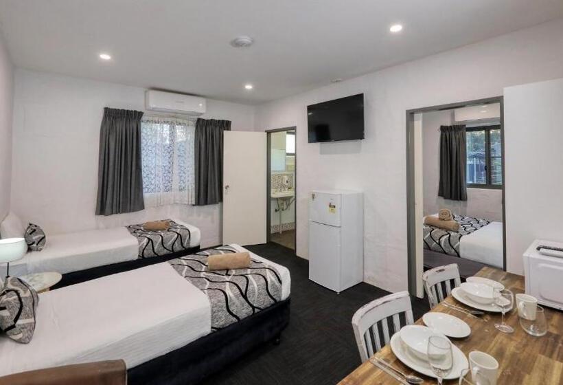 اتاق خانوادگی, Parkes Federation Motel