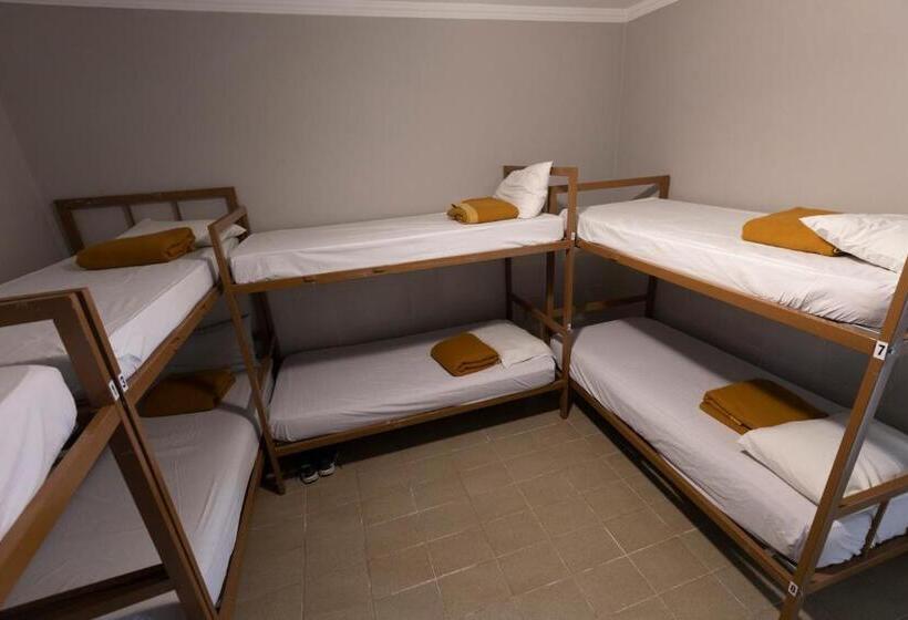 تختخواب در اتاق مشترک, Hostel Diniz
