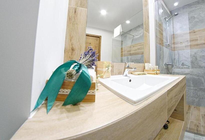 חדר משפחתי, Aquarius Boutique