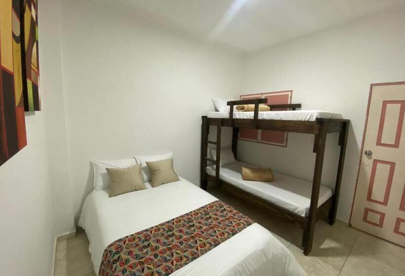 اتاق استاندارد چهارنفره با سرویس بهداشتی مشترک, Mahalo Hostel