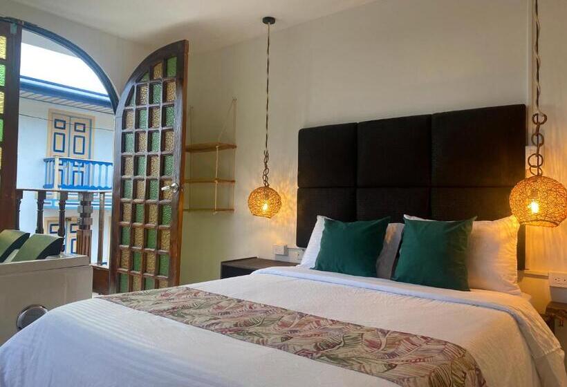 سوییت لوکس, Mahalo Hostel