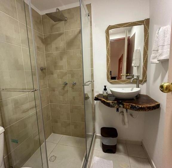 سوییت لوکس, Mahalo Hostel