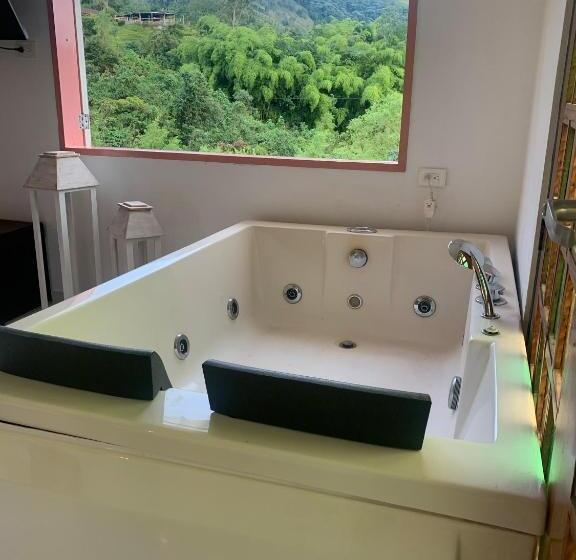 سوییت لوکس, Mahalo Hostel