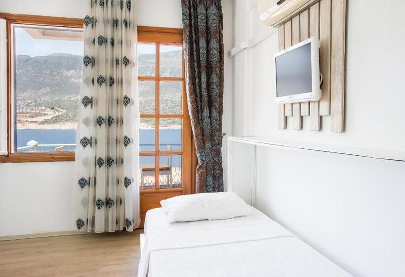 Standard Triple Room Sea View, Korsanada