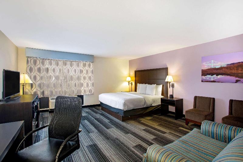 Deluxe Suite King Bed, La Quinta Inn & Suites By Wyndham Springfield Airport Plaza