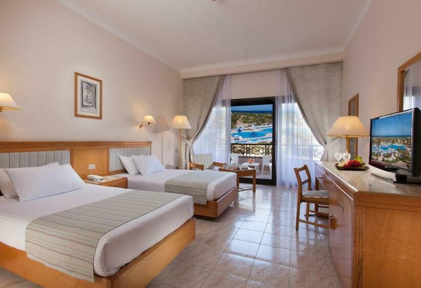 اتاق استاندارد با چشم‌انداز استخر, Pharaoh Azur Resort
